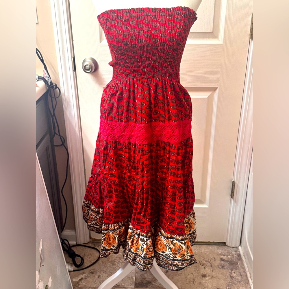 Red sleeveless tube top dress. Red print
